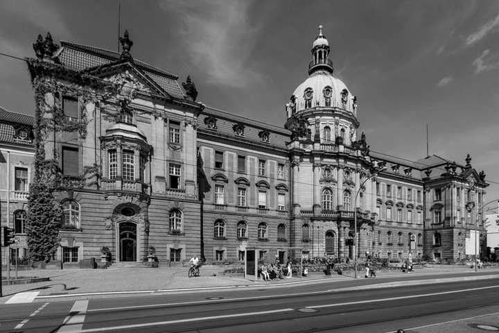 Stadthaus Potsdam, historische Fassade in Schwarz-Weiß